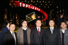 國家質(zhì)檢總局副局長支樹平（右三）在中央電視臺(tái)演播大廳2010年&ldquo;3.15晚會(huì)&rdquo;直播現(xiàn)場與中國質(zhì)量檢驗(yàn)協(xié)會(huì)會(huì)員工作部主任楊曉東（右二）、防偽中心主任王成村（右一）、會(huì)員工作部副主任劉輝（左二）、會(huì)員工作部副主任王劍（左一）等協(xié)會(huì)工作人員代表合影留念