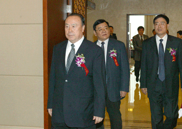 國家質(zhì)檢總局副局長劉平均、總工程師張綱陪同全國政協(xié)副主席白立忱步入會場